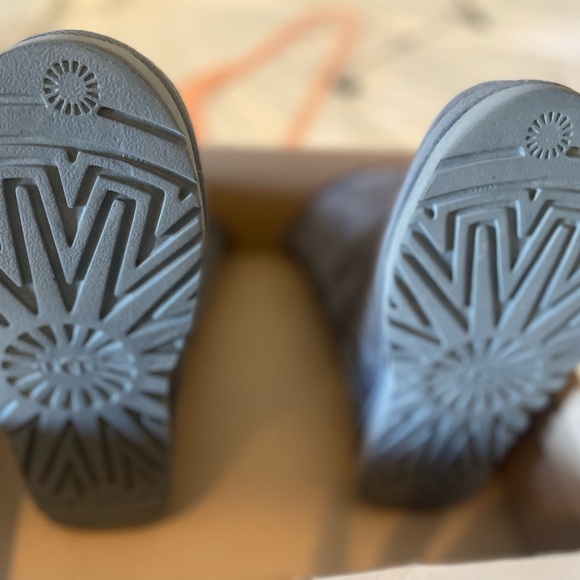 UGG Gray Bailey Bow Boots - Picture 5 of 6